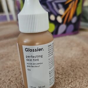 Glossier Perfecting Skin Tint in G6